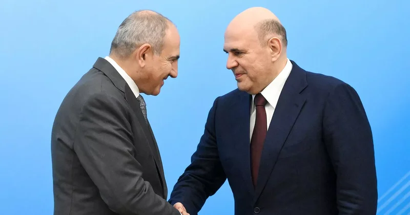 Mişustin Paşinyanla birgə görüntüləndi