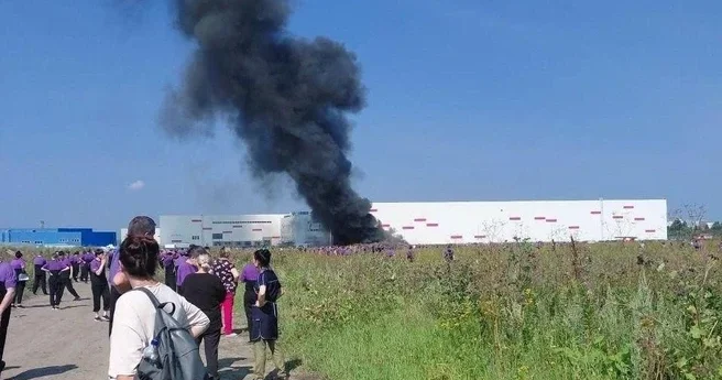 В Екатеринбурге из за атаки загорелся логистический объект Wildberries