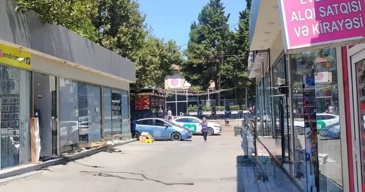 В Баку полиция пресекла незаконную уличную торговлю у станции метро