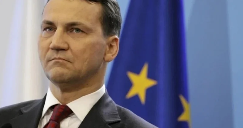 Sikorski: Polşa Ukrayna səmasında raketlərin vurulmasını müzakirə etməlidir