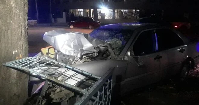 Avtomobil işıq dirəyinə çırpıldı: yaralılar var