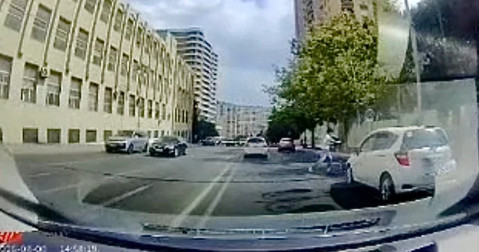 Skuterlə necə gəldi yola çıxan gənc az qala asfalta yıxılacaqdı VİDEO