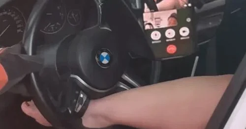 Qadının ayağı maşının sükanına ilişib qaldı