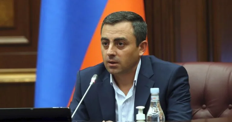 İşxan Saqatelyan: “Paşinyan özü deyirdi ki, Putin onun dostudur. Gedin münasibətləri nizama salın” KONKRET