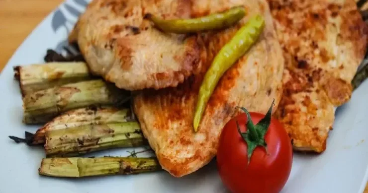 Toyuq döşünü səhv bişirirsiniz: ətin şirəli və yumşaq olması üçün nə etməli