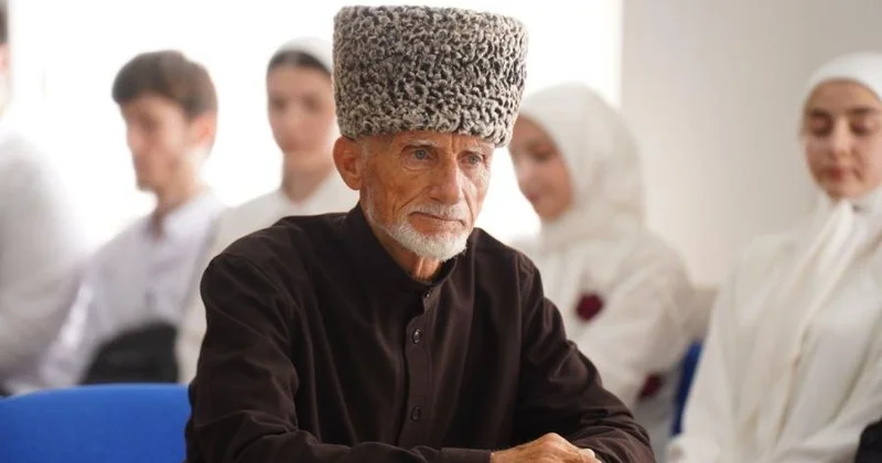 Çeçenistandan olan 78 yaşlı tələbə...