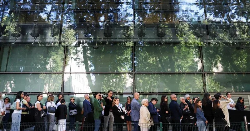 Armani ilə vidalaşmağa 10 mindən çox insan gəldi