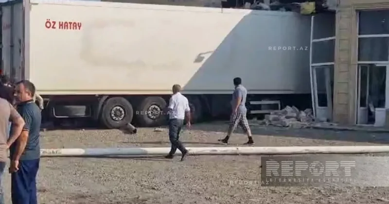 В Геранбое фура протаранила здание