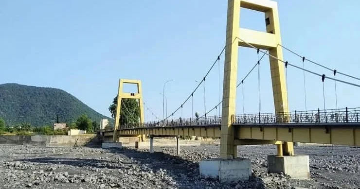 Zaqatalada 40 yaşlı kişi körpüdən çaya düşdü VİDEO