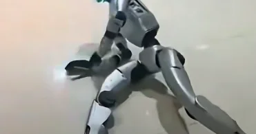 Неудачная попытка робота встать завирусилась в сети ВИДЕО