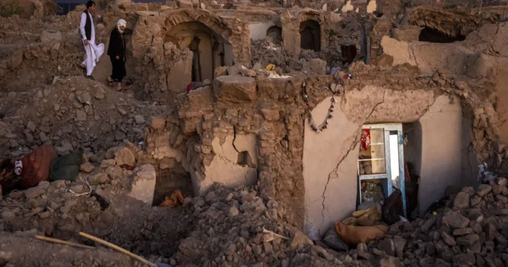 Əfqanıstanda qadınlar dağıntılar altında öldü: Taliban əvvəlcə kişiləri xilas etdi