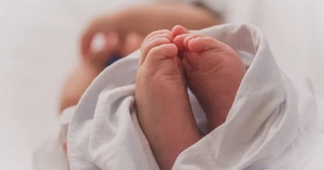 3 aylıq körpə anasının qucağından yıxılıb öldü