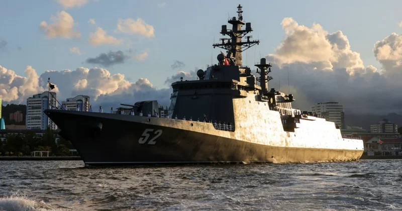 КНДР приняла на вооружение перевернувшийся при спуске на воду эсминец Кан Гон