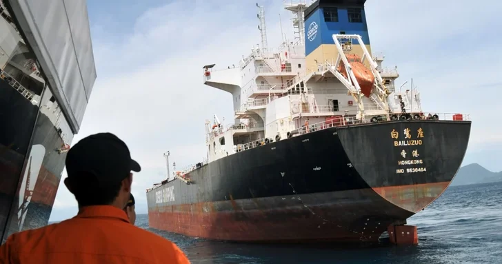 Оман эвакуировал десятки моряков с атакованного саудовского танкера в Ормузском проливе