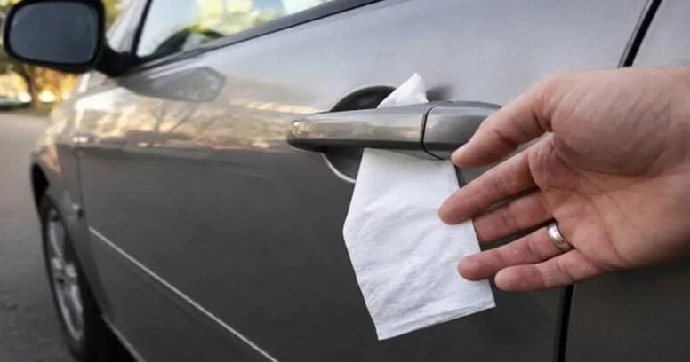 Avtomobilinizin qapısında salfet görsəniz, hərəkət etməyin
