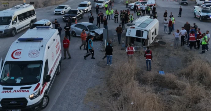 Kırıkkaledə işçi servisi ilə avtomobil toqquşdu: 14 yaralı