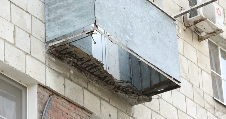 Стеклянный балкон рухнул на голову прохожей в Хырдалане