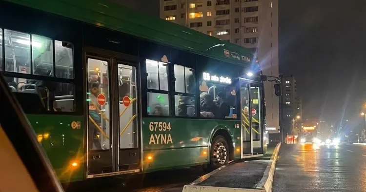 Bakıda elektrik avtobusu qəzaya uğradı Sıxlıq yarandı FOTO