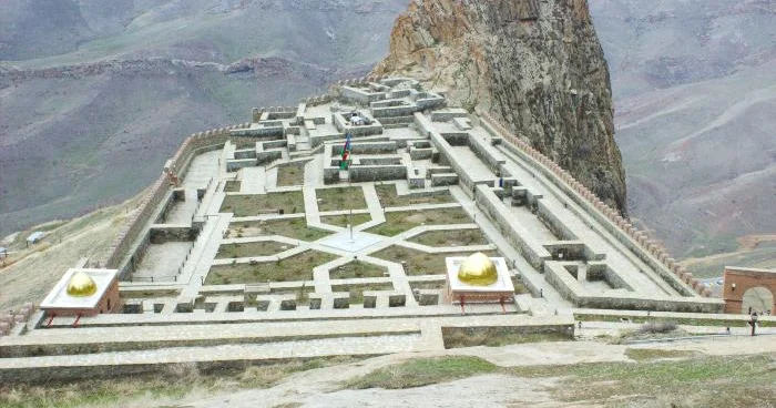 Naxçıvanın qayalar üzərində yüksələn alınmaz qalası