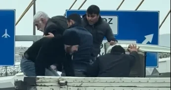 Aeroport yolunda dəhşətli anlar: Yaşlı kişi belə xilas edildi FOTOLAR