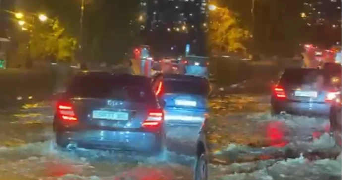 Yağış Bakı yollarını iflic etdi: Küçələr keçilməz hala düşdü VİDEO