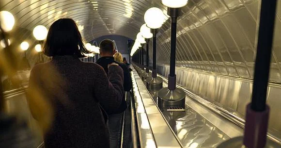 Bakı metrosunda həyəcan: 80 nəfər eskalatorda yıxıldı