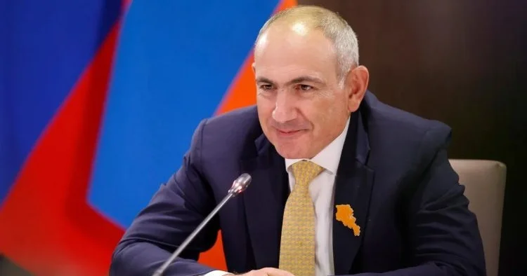 Путин пригласил Пашиняна в Москву