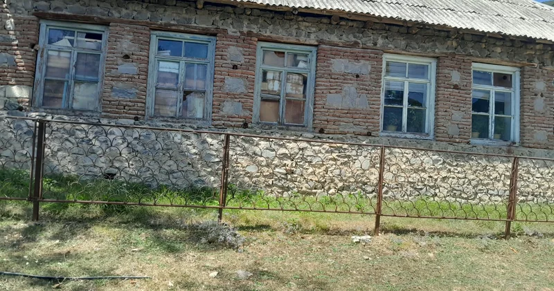 Sınıq salxaq pəncərə, köhnə dam örtüyü, soba borusu: Tibb məntəqəsi bərbad durumda FOTOLAR