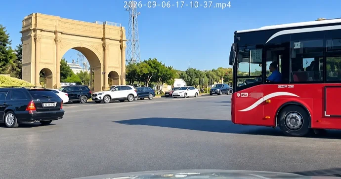 BakuBus sürücüsünün təhlükəli hərəkəti: Avtomobilin yolunu kəsdi VİDEO