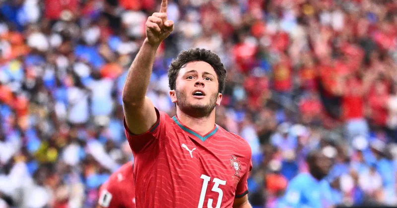 Ulduz futbolçu ildə 22 milyon manat qazanır, 22 minlik maşın sürür (Video)