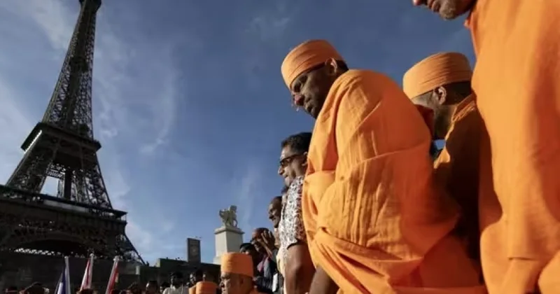 Eyfel qülləsi bağlanıb: hindu qrupun ziyarəti qalmaqala səbəb olub