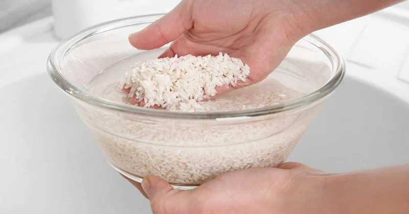 Düyü su şəffaf olana qədər yuyulmasa, plov yapışar?