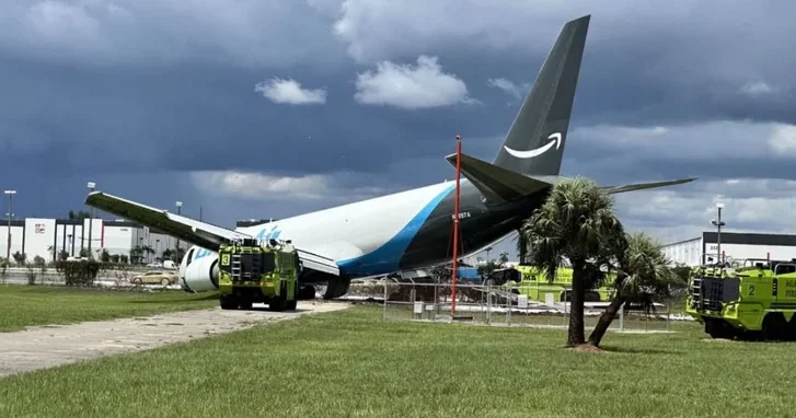 Грузовой Boeing выкатился за пределы взлетной полосы в Майами: есть погибшие