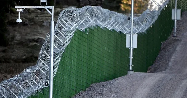 Финляндия завершила строительство 200 километрового забора на границе с РФ
