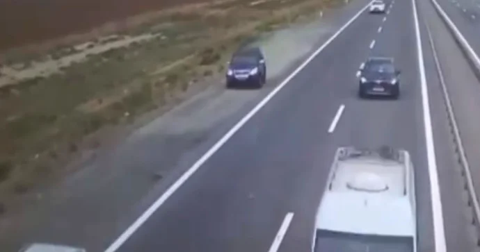 Sükan arxasında yuxulayan sürücü ağır qəza törətdi VİDEO