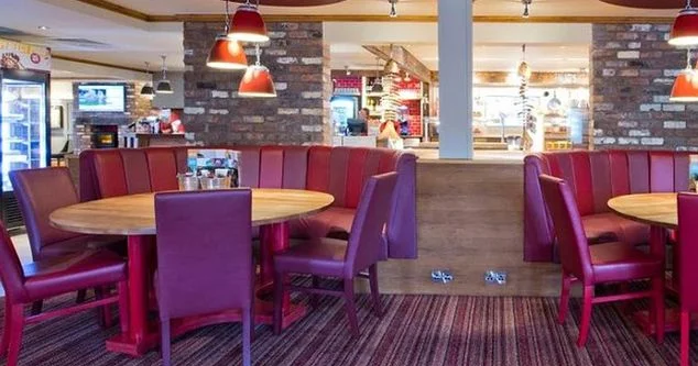 45 yaşlı restoran nəhəngi 89 filialını bağlamağa hazırlaşır