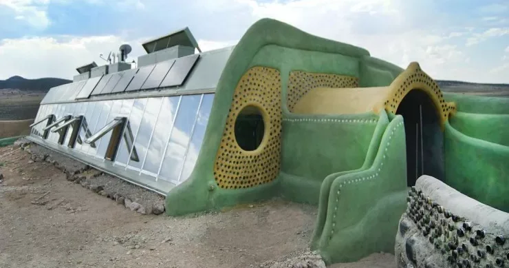 Köhnə təkərlərdən və şüşələrdən tikilmiş evlər kondisioner olmadan 20°C temperatur saxlayır