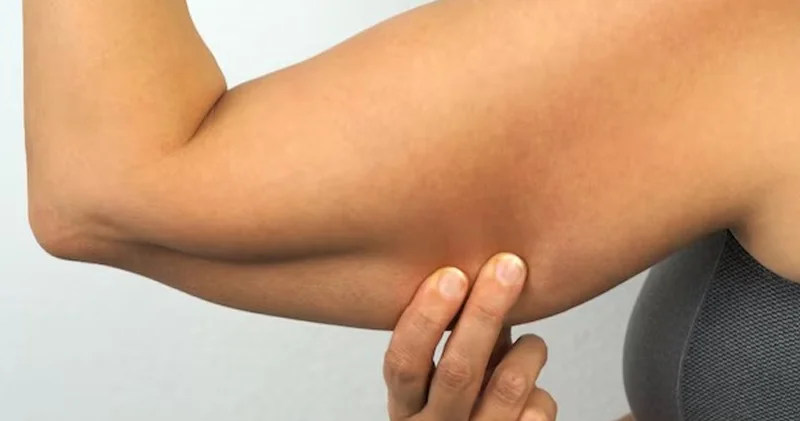 Gəlin paltarı geyinən xanımı çimdikləyən satıcı ilə bağlı qərar verildi