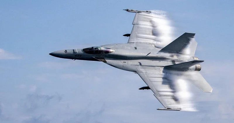 ABŞ F/A 18 qırıcılarını və nüvə sualtı qayıqlarını hissələrə ayırır: Səbəb nədir?
