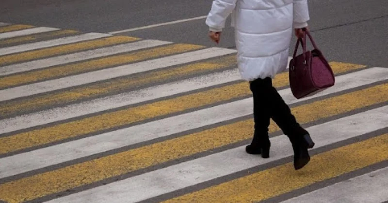 Yevlaxda maşın yolu keçmək istəyən qadınları vurub öldürdü