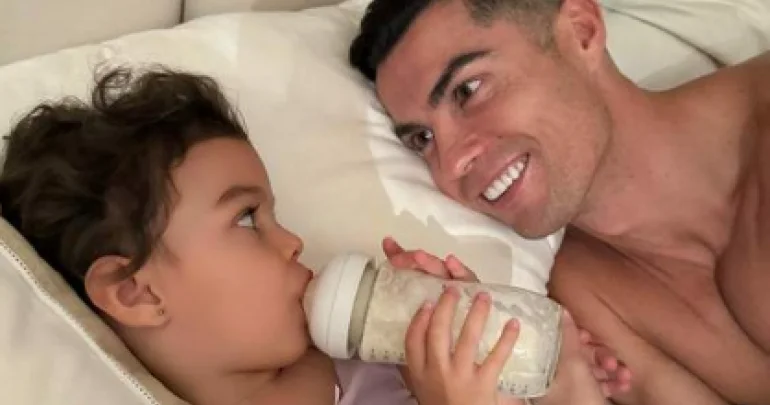 Ronaldonun qızı ilə fotosu gündəm oldu