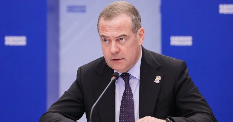 Medvedev Fransa prezidentini aşağılayıb