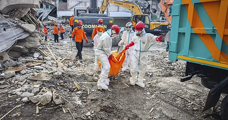 İndoneziyada internat məktəbi dağıldı, 60 dan çox şəxs həlak oldu