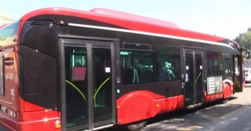 Avtobusda qadın sərnişin sürücü ilə qırğına çıxdı VİDEO