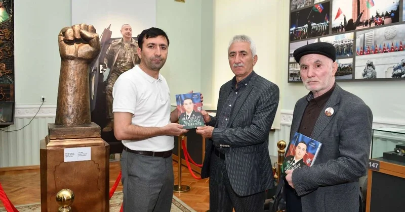 Muzeyə şəhid Məhəmməd Məmmədov haqqında kitab hədiyyə edilib.