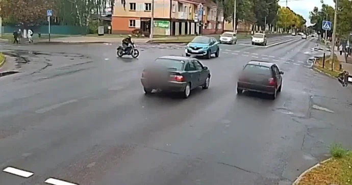 Qırmızıdan keçən motosikletçi “Renault”la toqquşdu ANBAAN VİDEO