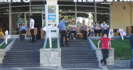 Bakıda atla “MakDonalds”a gəldi, xidmət etmədilər Video