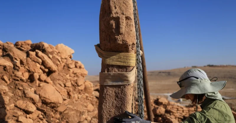 Tarixdə bir ilk: Türkiyədə insan sifətinin təsviri olan 12 min illik obelisk tapıldı