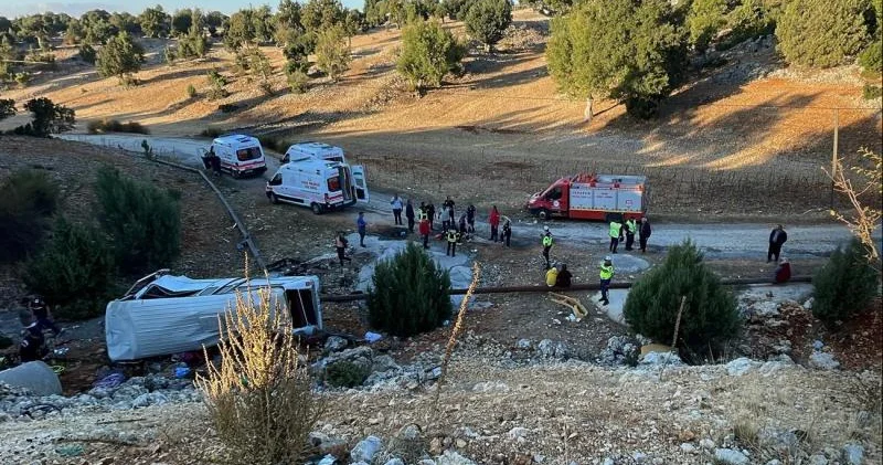 Mersində avtobus dərəyə aşıb 5 nəfər ölüb, 14 yaralı var
