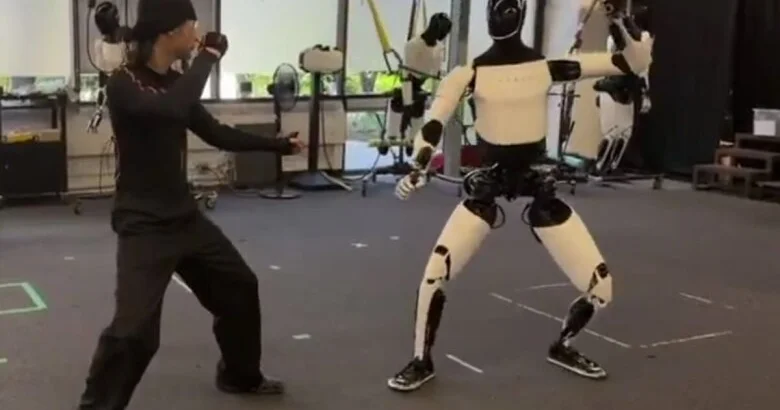 Optimus robotu döyüş sənətini öyrənir